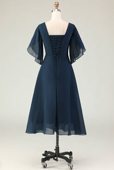 Marineblaues Gerafftes Midikleid für die Brautmutter mit Rüschen und Strasssteinen