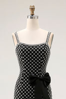 Laden Sie das Bild in den Galerie-Viewer, Schwarzes Perlenbesetztes Meerjungfrau Spaghettiträger Strass Seitenschleife Langes Ballkleid mit Schlitz