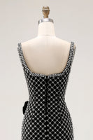 Laden Sie das Bild in den Galerie-Viewer, Schwarzes Perlenbesetztes Meerjungfrau Spaghettiträger Strass Seitenschleife Langes Ballkleid mit Schlitz