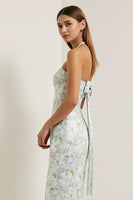 Laden Sie das Bild in den Galerie-Viewer, Trägerloses Scheide Langes Blaues Weißes Blumen Satin Brautjungfernkleid mit Schleife