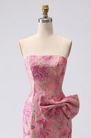 Laden Sie das Bild in den Galerie-Viewer, Fuchsia Meerjungfrauen Schleife Trägerloses Jacquard Langes Ballkleid mit Schlitz