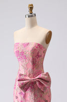 Laden Sie das Bild in den Galerie-Viewer, Fuchsia Meerjungfrauen Schleife Trägerloses Jacquard Langes Ballkleid mit Schlitz