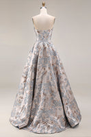 Laden Sie das Bild in den Galerie-Viewer, Silbernes Jacquard Trägerloses A-Linie Korsett Langes Abschlussballkleid mit Schlitz