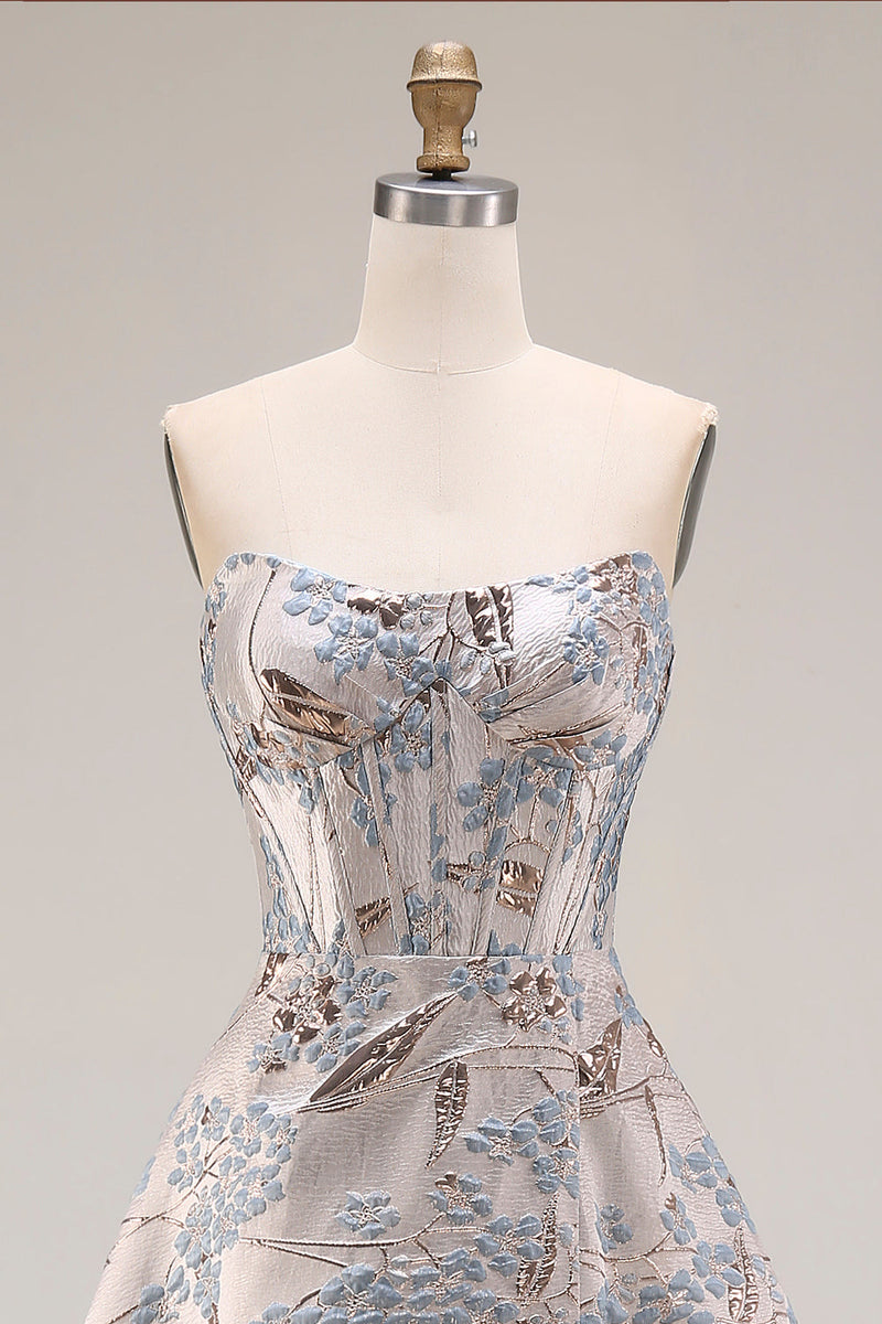 Laden Sie das Bild in den Galerie-Viewer, Silbernes Jacquard Trägerloses A-Linie Korsett Langes Abschlussballkleid mit Schlitz