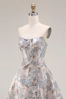 Laden Sie das Bild in den Galerie-Viewer, Silbernes Jacquard Trägerloses A-Linie Korsett Langes Abschlussballkleid mit Schlitz