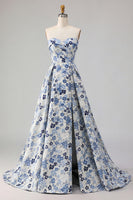 Laden Sie das Bild in den Galerie-Viewer, Blaues Blumen Trägerloses Langes Ballkleid mit Druck und Schlitz