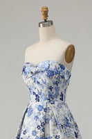Laden Sie das Bild in den Galerie-Viewer, Blaues Blumen Trägerloses Langes Ballkleid mit Druck und Schlitz