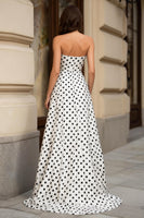 Laden Sie das Bild in den Galerie-Viewer, Weiß Schwarz A-Linie Trägerloses Polka-Dots Langes Ballkleid mit Schlitz