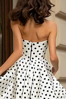 Laden Sie das Bild in den Galerie-Viewer, Weiß Schwarz A-Linie Trägerloses Polka-Dots Langes Ballkleid mit Schlitz