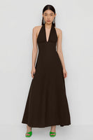 Laden Sie das Bild in den Galerie-Viewer, Kaffee A-Line Satin Neckholder Langes Hochzeitsgastkleid mit offenem Rücken