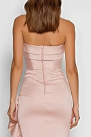 Laden Sie das Bild in den Galerie-Viewer, Trägerloses Rosa Satin Hochzeitsgastkleid mit Rüschen