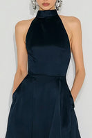 Laden Sie das Bild in den Galerie-Viewer, Neckholder Marineblaues A-Linie Langes Satin Hochzeitsgastkleid mit Taschen