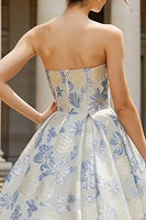 Laden Sie das Bild in den Galerie-Viewer, Staubiges Blaues Trägerloses A-Linie Korsett Midi Jacquard Hochzeitsgastkleid