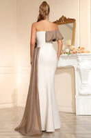 Laden Sie das Bild in den Galerie-Viewer, Eine Schulter Weißes Meerjungfrauen Ballkleid mit Rüschen und seitlicher Drape