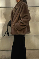 Laden Sie das Bild in den Galerie-Viewer, Brauner Revers Kunstpelz Damenmantel