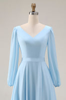 Laden Sie das Bild in den Galerie-Viewer, Himmelblaues Chiffon A-Linie V-Ausschnitt Langes Hochzeitsgastkleid mit Schlitz