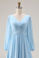 Laden Sie das Bild in den Galerie-Viewer, Himmelblaues Gerafftes A-Linie V-Ausschnitt Langarmiges Hochzeitsgastkleid mit Schlitz