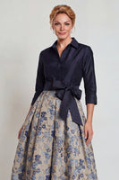 Laden Sie das Bild in den Galerie-Viewer, Marineblaues Jacquard 3/4 Ärmel A-Linie Langes Mutter der Braut Kleid mit Bowknoten