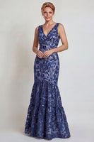 Laden Sie das Bild in den Galerie-Viewer, Dunkelblaue Blumenapplikation V-Ausschnitt Meerjungfrauen Mutter der Braut Kleid