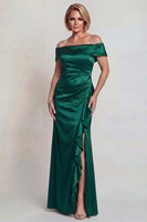 Laden Sie das Bild in den Galerie-Viewer, Dunkelgrünes Schulterfreies Rüschen Satin Kleid der Mutter der Braut mit Schlitz