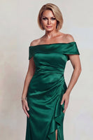 Laden Sie das Bild in den Galerie-Viewer, Dunkelgrünes Schulterfreies Rüschen Satin Kleid der Mutter der Braut mit Schlitz