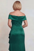 Laden Sie das Bild in den Galerie-Viewer, Dunkelgrünes Schulterfreies Rüschen Satin Kleid der Mutter der Braut mit Schlitz