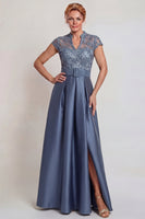 Laden Sie das Bild in den Galerie-Viewer, Graublaues Appliziertes Satin Kleid der Mutter der Braut mit Schlitz