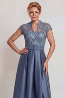 Laden Sie das Bild in den Galerie-Viewer, Graublaues Appliziertes Satin Kleid der Mutter der Braut mit Schlitz