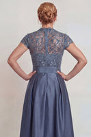 Laden Sie das Bild in den Galerie-Viewer, Graublaues Appliziertes Satin Kleid der Mutter der Braut mit Schlitz
