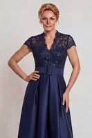 Laden Sie das Bild in den Galerie-Viewer, Graublaues Appliziertes Satin Kleid der Mutter der Braut mit Schlitz