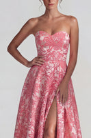 Laden Sie das Bild in den Galerie-Viewer, Blush Jacquard Trägerloses Gerafftes A-Linie Langes Festkleid mit Schlitz