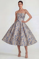 Laden Sie das Bild in den Galerie-Viewer, Graublaues Jacquard Trägerloses A-Linie Midi Kleid mit Reißverschluss hinten