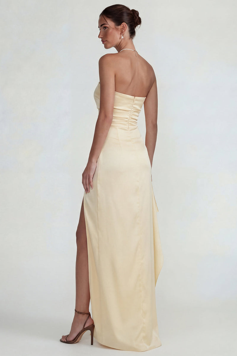 Laden Sie das Bild in den Galerie-Viewer, Hellgelbes Gerafftes Satin Trägerloses Scheide Rüschen Langes Festliches Kleid mit Schlitz