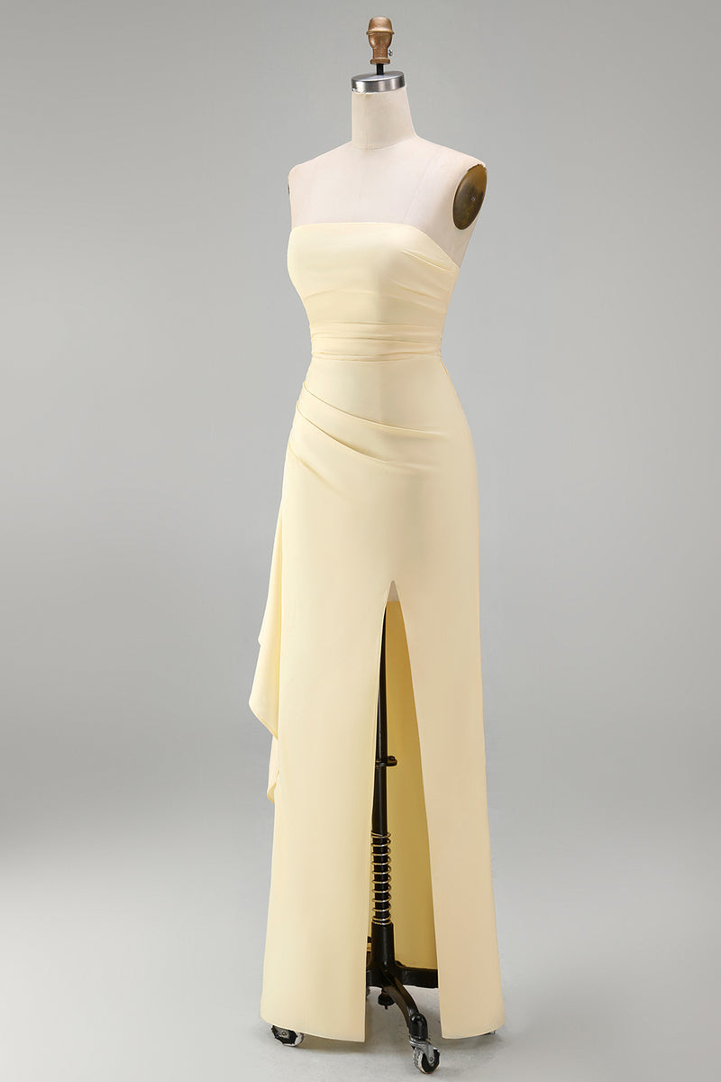 Laden Sie das Bild in den Galerie-Viewer, Hellgelbes Gerafftes Satin Trägerloses Scheide Rüschen Langes Festliches Kleid mit Schlitz