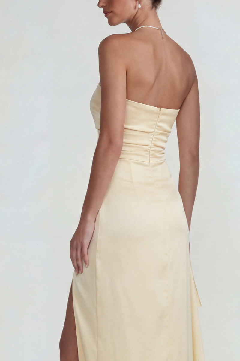 Laden Sie das Bild in den Galerie-Viewer, Hellgelbes Gerafftes Satin Trägerloses Scheide Rüschen Langes Festliches Kleid mit Schlitz