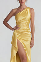 Laden Sie das Bild in den Galerie-Viewer, Gelbes Einschulterig Gerafftes Satin Scheiden Langes Festkleid mit Schlitz