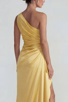 Laden Sie das Bild in den Galerie-Viewer, Gelbes Einschulterig Gerafftes Satin Scheiden Langes Festkleid mit Schlitz