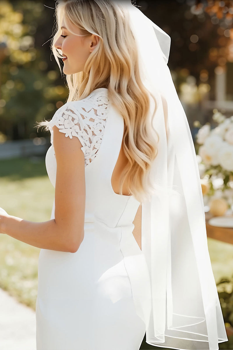 Laden Sie das Bild in den Galerie-Viewer, Weißes Sheath Spitze Cap Ärmel Langes Hochzeitskleid mit Schlitz