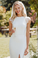 Laden Sie das Bild in den Galerie-Viewer, Weißes Sheath Spitze Cap Ärmel Langes Hochzeitskleid mit Schlitz