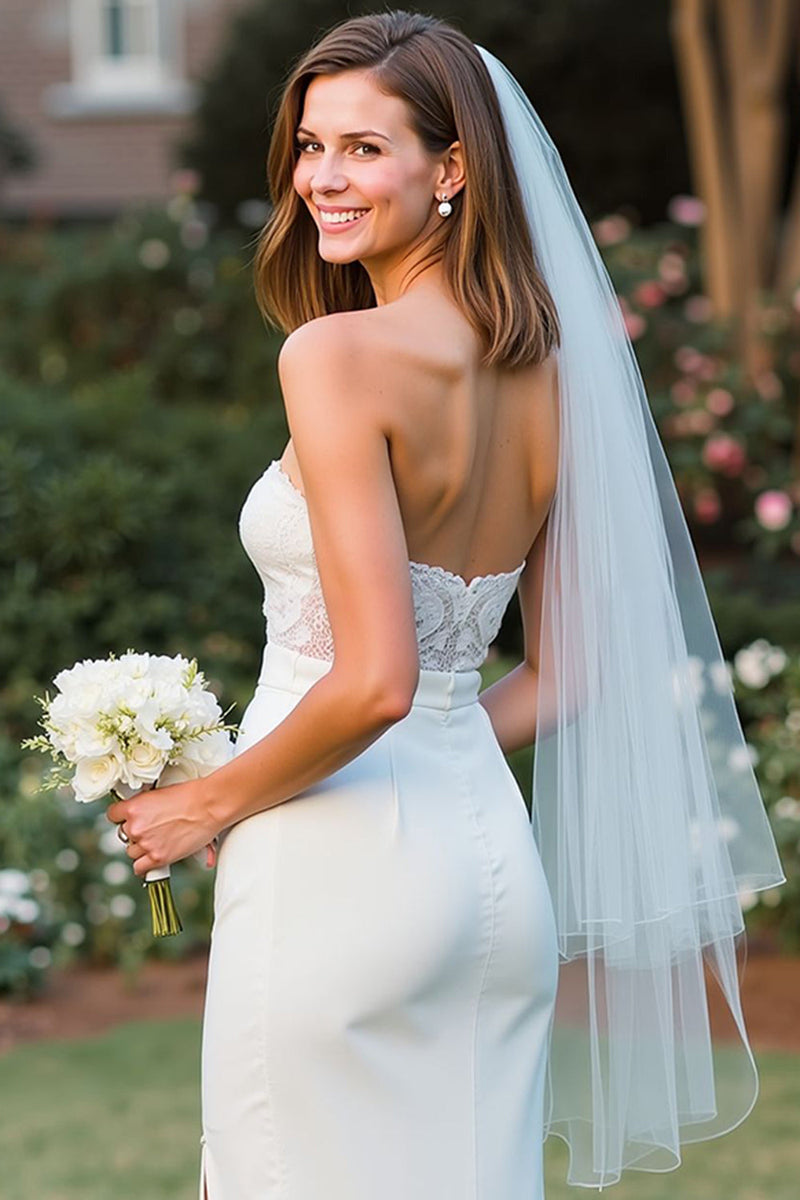 Laden Sie das Bild in den Galerie-Viewer, Weißes trägerloses Spitzen-Scheiden-Midi-Hochzeitskleid mit Schlitz