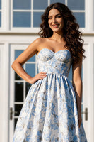 Laden Sie das Bild in den Galerie-Viewer, Hellblaues Trägerloses A-Linie Satin Muster Geblümtes Langes Ballkleid