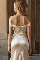 Laden Sie das Bild in den Galerie-Viewer, Schulterfreies Champagner Meerjungfrau Langes Satin Ballkleid mit Schlitz