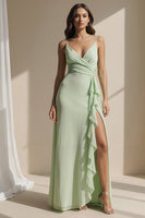 Laden Sie das Bild in den Galerie-Viewer, Hellgrünes Spaghettiträger Rüschen Scheide Langes Brautjungfernkleid mit Schlitz