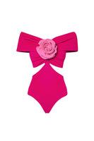 Laden Sie das Bild in den Galerie-Viewer, Schulterfreier Fuchsia Zweiteiliger 3D-Blumen Badeanzug mit Strandkleid