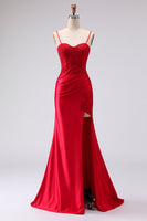 Laden Sie das Bild in den Galerie-Viewer, Rotes Satin Meerjungfrauen Besticktes Schnürung Hinten Langes Ballkleid mit Schlitz
