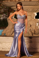 Laden Sie das Bild in den Galerie-Viewer, Meerjungfrauen Flieder Korsett Trägerloses Langes Abschlussballkleid mit Perlen und Schlitz