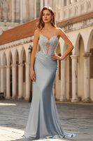 Laden Sie das Bild in den Galerie-Viewer, Staubiges Blaues Trägerloses Meerjungfrauen Korsett Satin Langes Abschlussballkleid mit Perlen