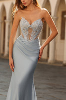 Laden Sie das Bild in den Galerie-Viewer, Staubiges Blaues Trägerloses Meerjungfrauen Korsett Satin Langes Abschlussballkleid mit Perlen