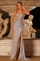 Laden Sie das Bild in den Galerie-Viewer, Glitzerndes Silbernerte Perlenbesetztes Trägerloses Meerjungfrauen Korsett Langes Abschlussballkleid mit Schlitz