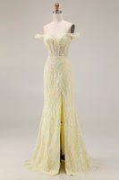 Laden Sie das Bild in den Galerie-Viewer, Schulterfreies Pailletten Meerjungfrauen Hellgelbes Langes Ballkleid mit Schlitz